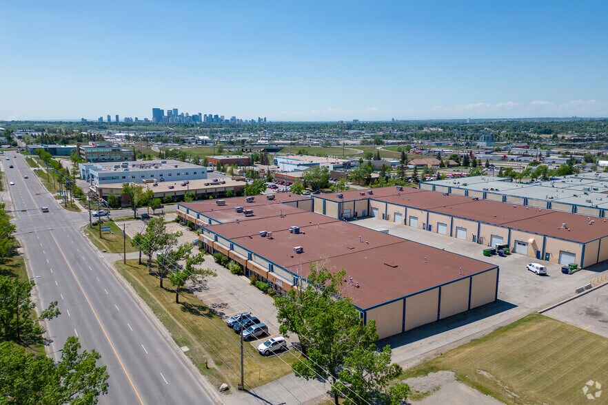 5421 11th St NE, Calgary, AB à louer - Aérien – Image 2 sur 7
