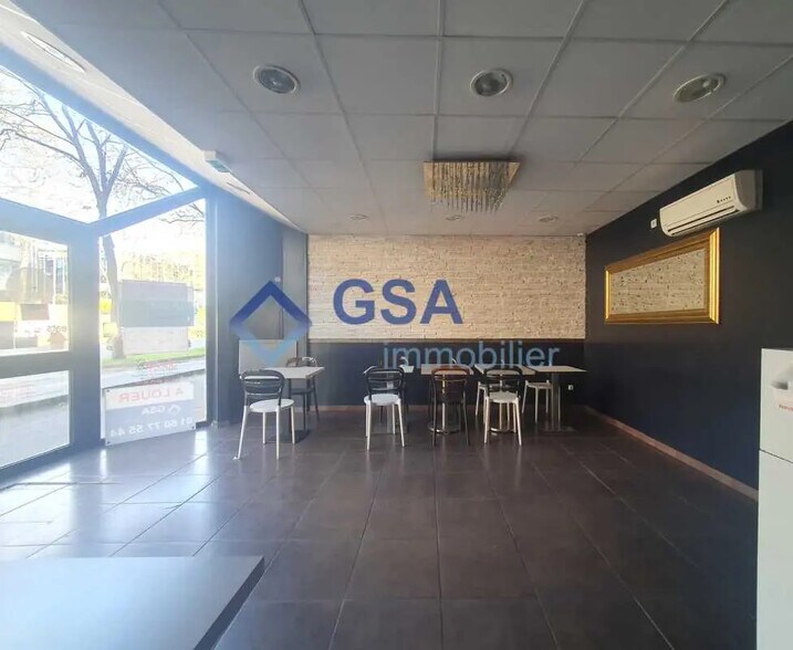 Local commercial dans Évry-Courcouronnes à louer - Photo de l’immeuble – Image 3 sur 5