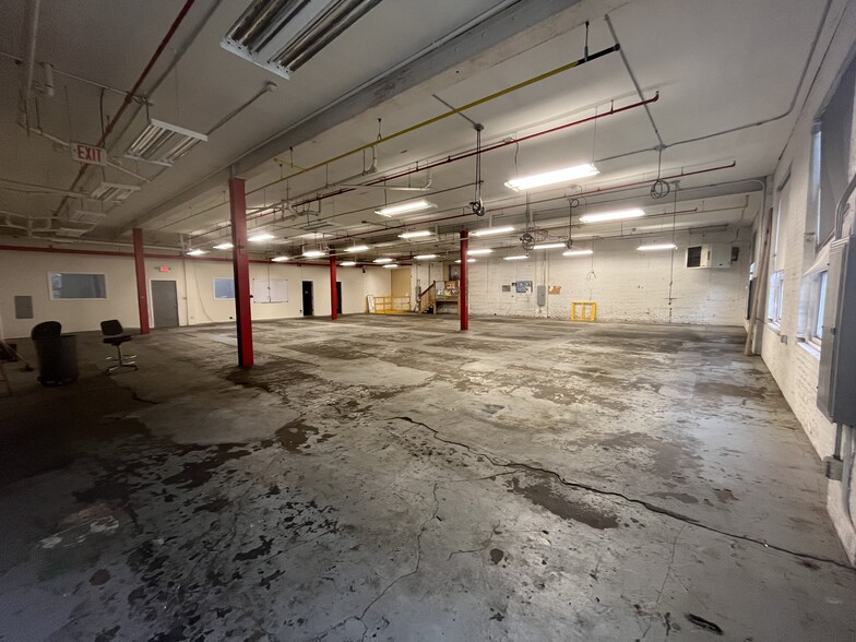 235 Orient Ave, Jersey City, NJ à louer - Photo de l’immeuble – Image 2 sur 9