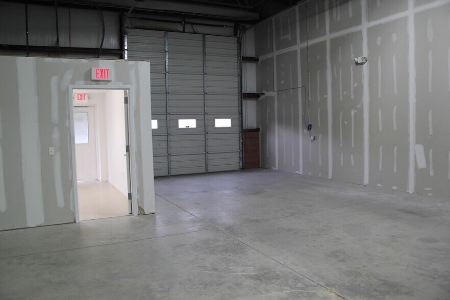 165 Amboy Rd, Morganville, NJ à louer - Photo intérieure – Image 2 sur 11