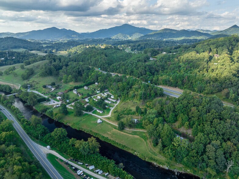 371 Riverview Dr, Waynesville, NC à vendre - Photo de l’immeuble – Image 3 sur 66