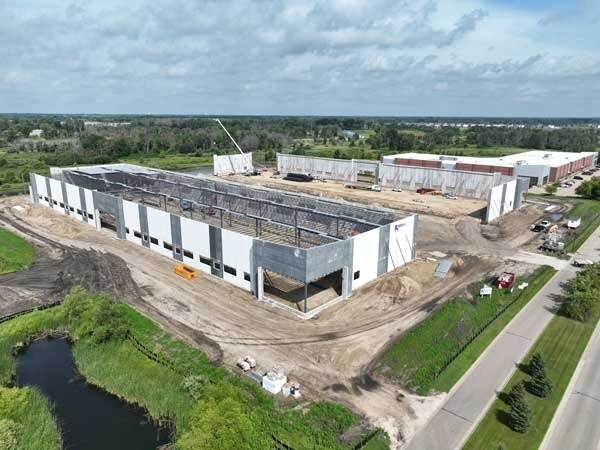 3890 Pheasant Ridge Dr, Blaine, MN à louer - Photo de la construction – Image 3 sur 4