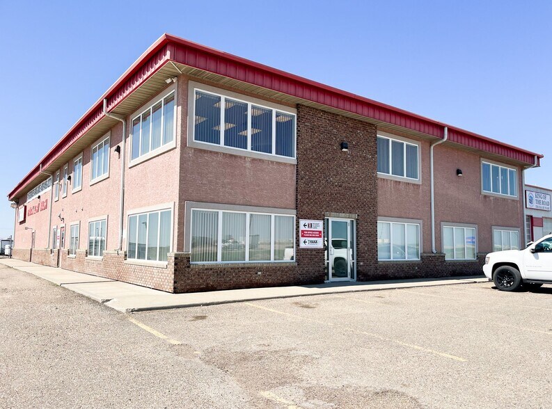 2450 S Highway Dr SE, Redcliff, AB à louer - Photo principale – Image 1 sur 1