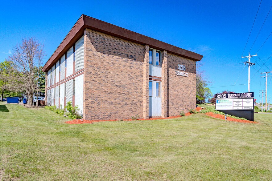 3205 Terrace Ct, Wausau, WI à vendre - Photo de l’immeuble – Image 3 sur 49