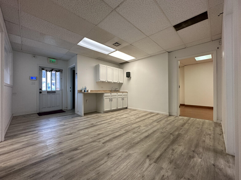 8751 E Hampden Ave, Denver, CO à vendre - Photo intérieure – Image 3 sur 32