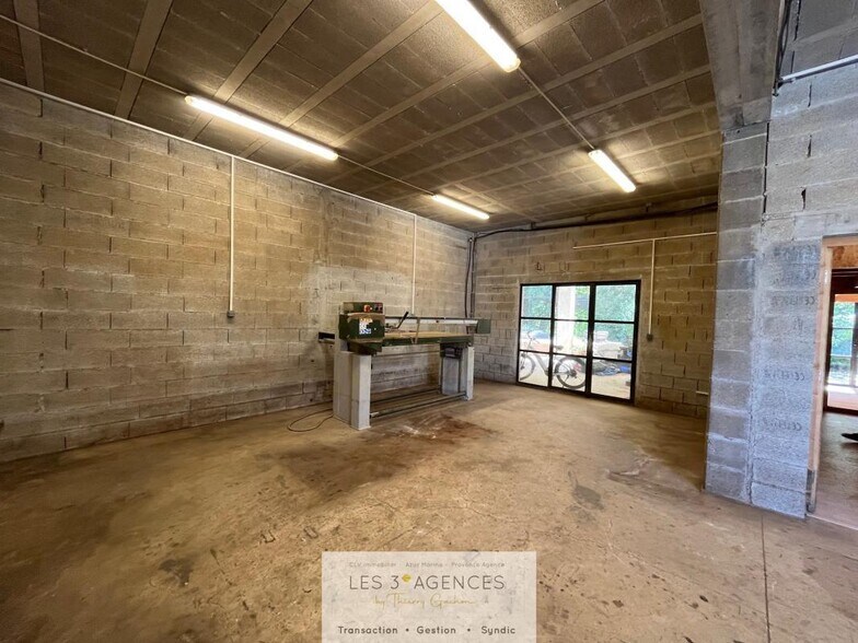 Local d'activités dans La Môle à vendre - Photo de l’immeuble – Image 2 sur 10