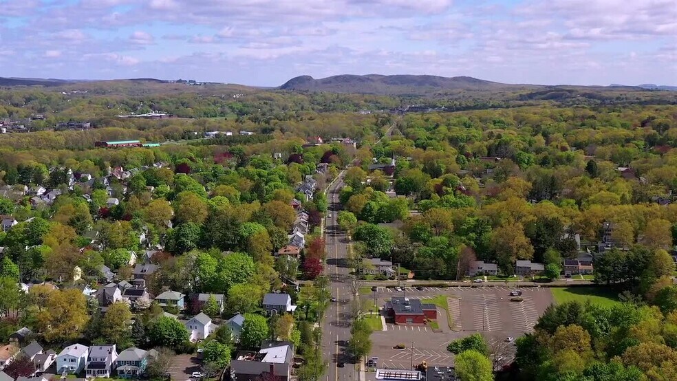 1697-1699 Whitney Ave, Hamden, CT à louer - Vidéo sur l’annonce professionnelle – Image 2 sur 11