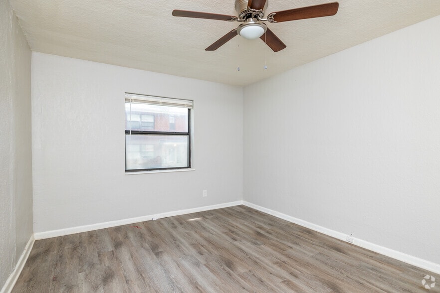 8208 Troost Ave, Kansas City, MO à vendre - Photo intérieure – Image 3 sur 18