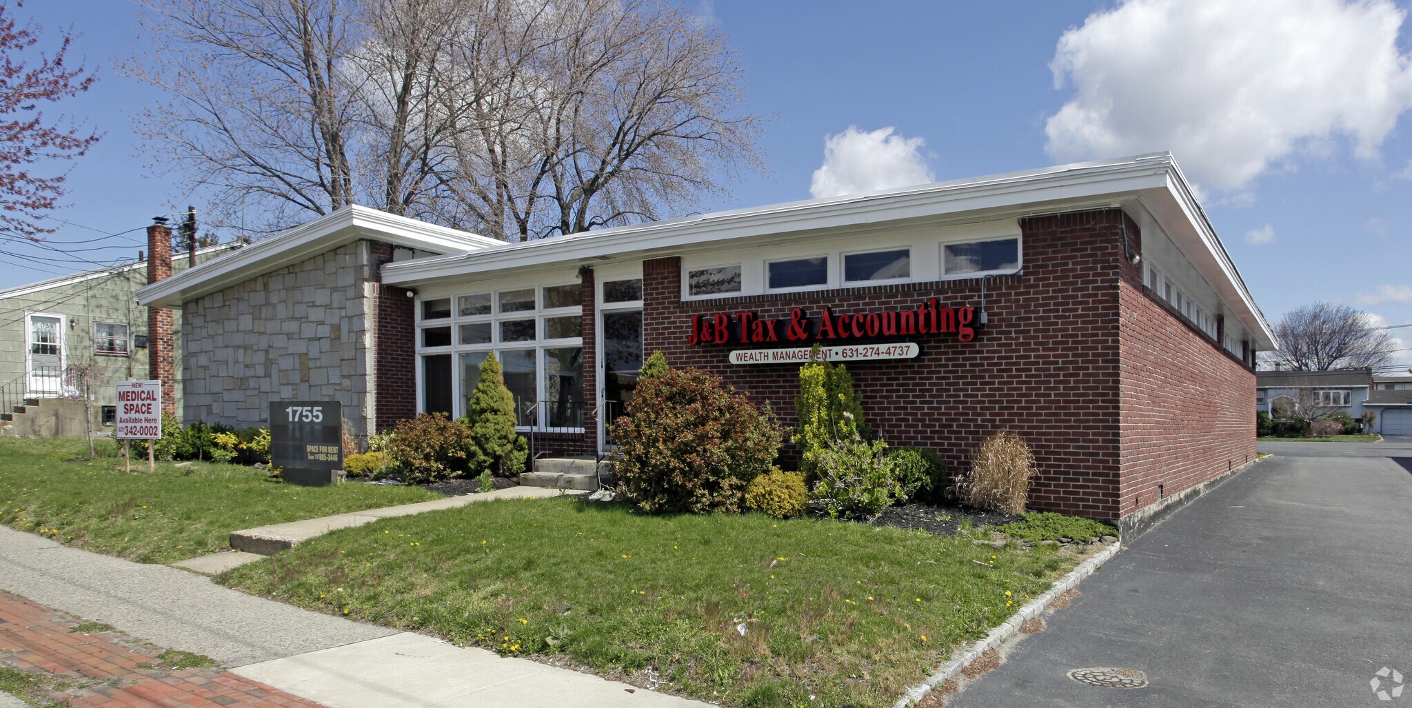 1755 Deer Park Ave, Deer Park, NY à louer Photo principale– Image 1 sur 7