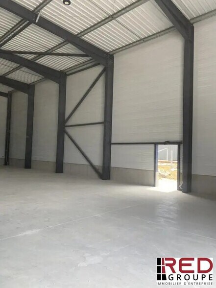 Industriel/Logistique dans Signes à louer - Photo de l’immeuble – Image 1 sur 5