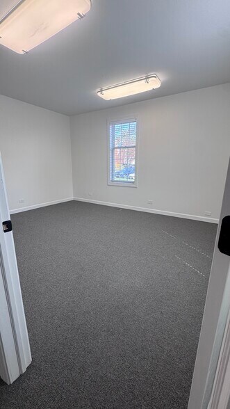 1630 W Colonial Pky, Inverness, IL à louer - Photo de l’immeuble – Image 3 sur 11