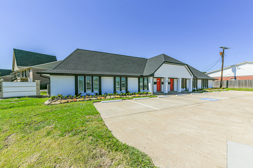 2300 S Bypass 35, Alvin, TX à louer - Photo de l’immeuble – Image 1 sur 11