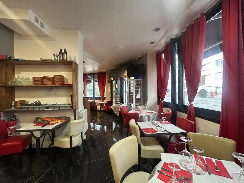 Local commercial dans Suresnes à vendre - Photo de l’immeuble – Image 3 sur 7