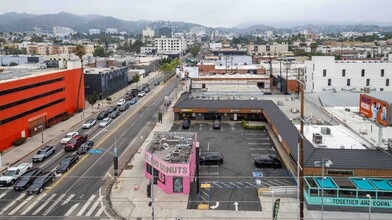 6775-6785 Santa Monica Blvd, Los Angeles, CA à louer Photo intérieure– Image 2 sur 40
