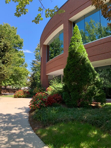2841 Plaza Pl, Raleigh, NC à louer - Photo de l’immeuble – Image 2 sur 15