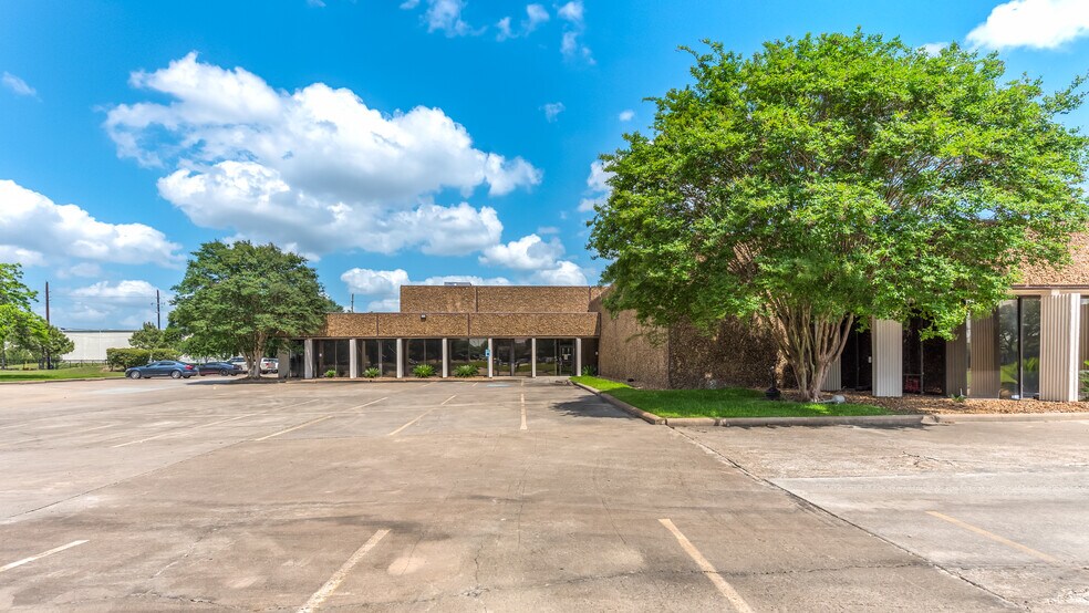 7000-7070 Empire Central Dr, Houston, TX à louer - Photo de l’immeuble – Image 2 sur 8