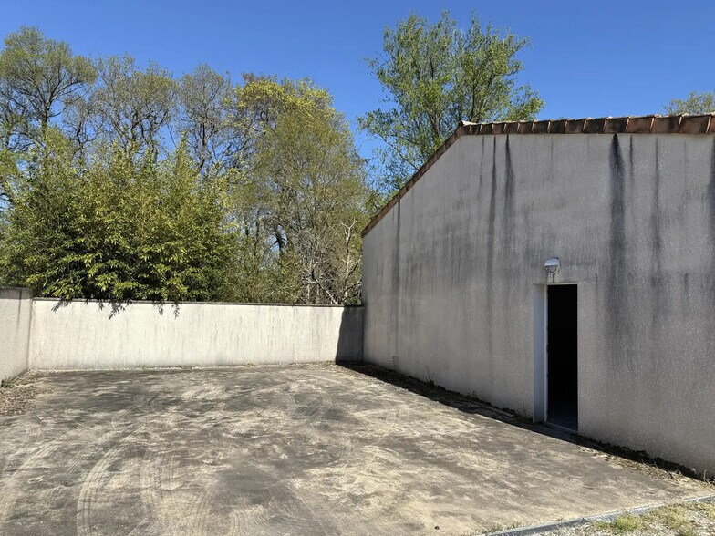 Local d'activités dans Ambarès-et-Lagrave à vendre - Photo de l’immeuble – Image 3 sur 9