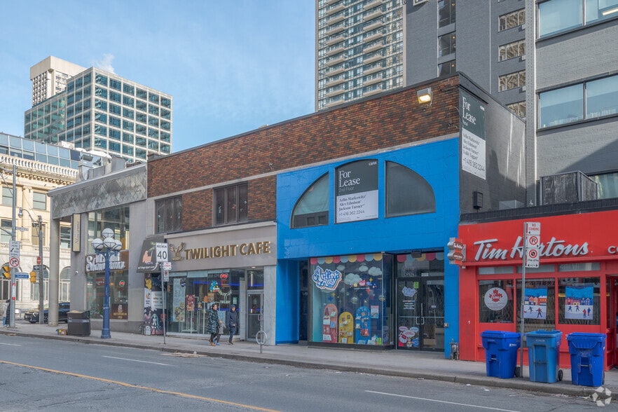 665-667 Yonge St, Toronto, ON à louer - Photo principale – Image 1 sur 2