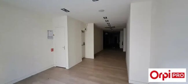Plus de détails pour Local commercial à louer