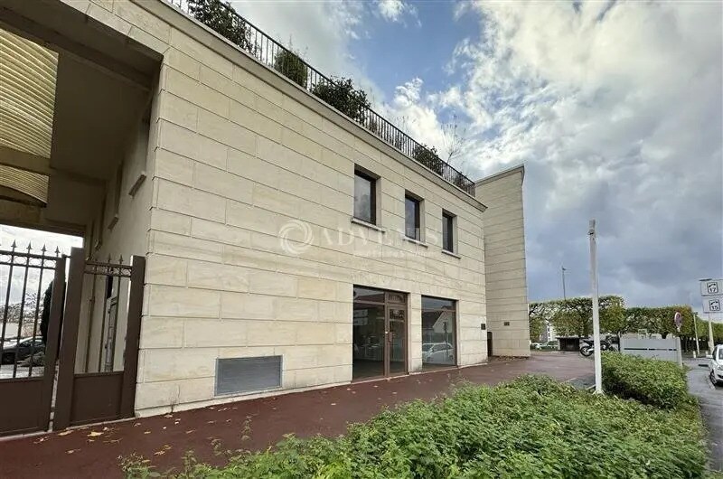 Local commercial dans Torcy à louer - Photo de l’immeuble – Image 2 sur 9