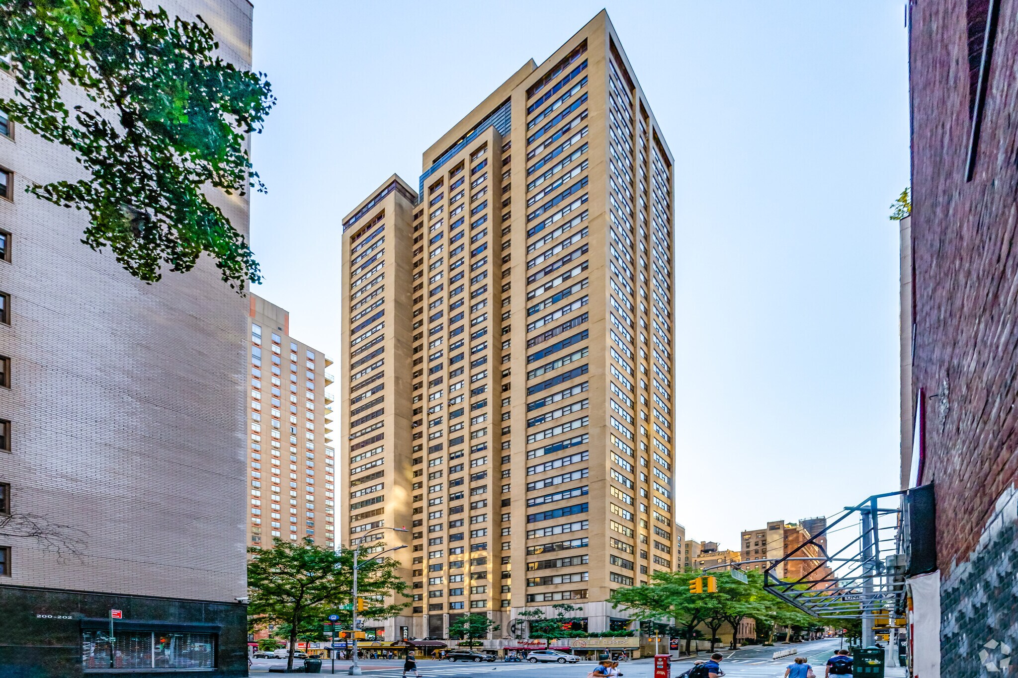 560-576 Third Ave, New York, NY à louer Photo principale– Image 1 sur 9