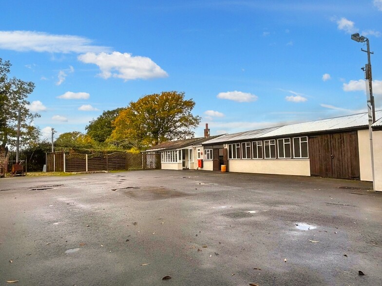 Lowfield Heath Rd, Charlwood à louer - Photo de l’immeuble – Image 2 sur 6