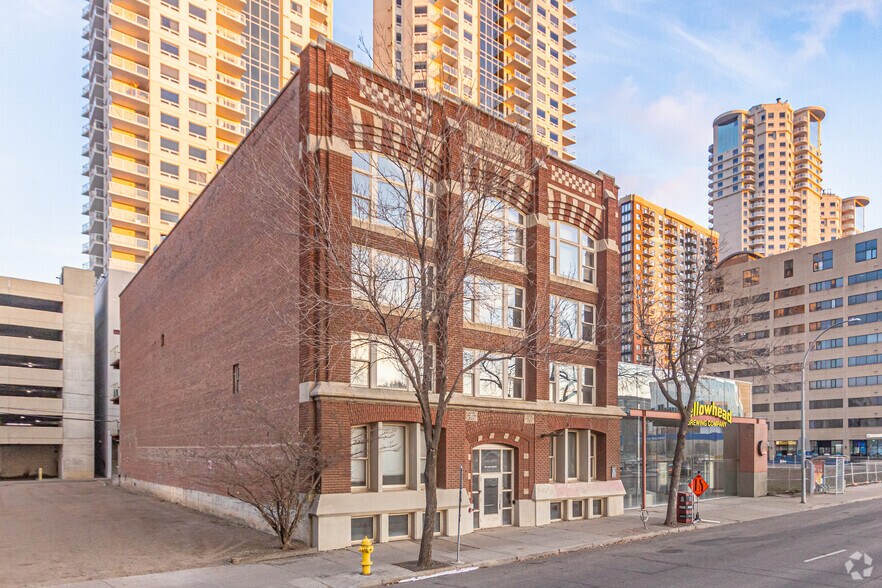 10229 105th St NW, Edmonton, AB à vendre - Photo de l’immeuble – Image 3 sur 6