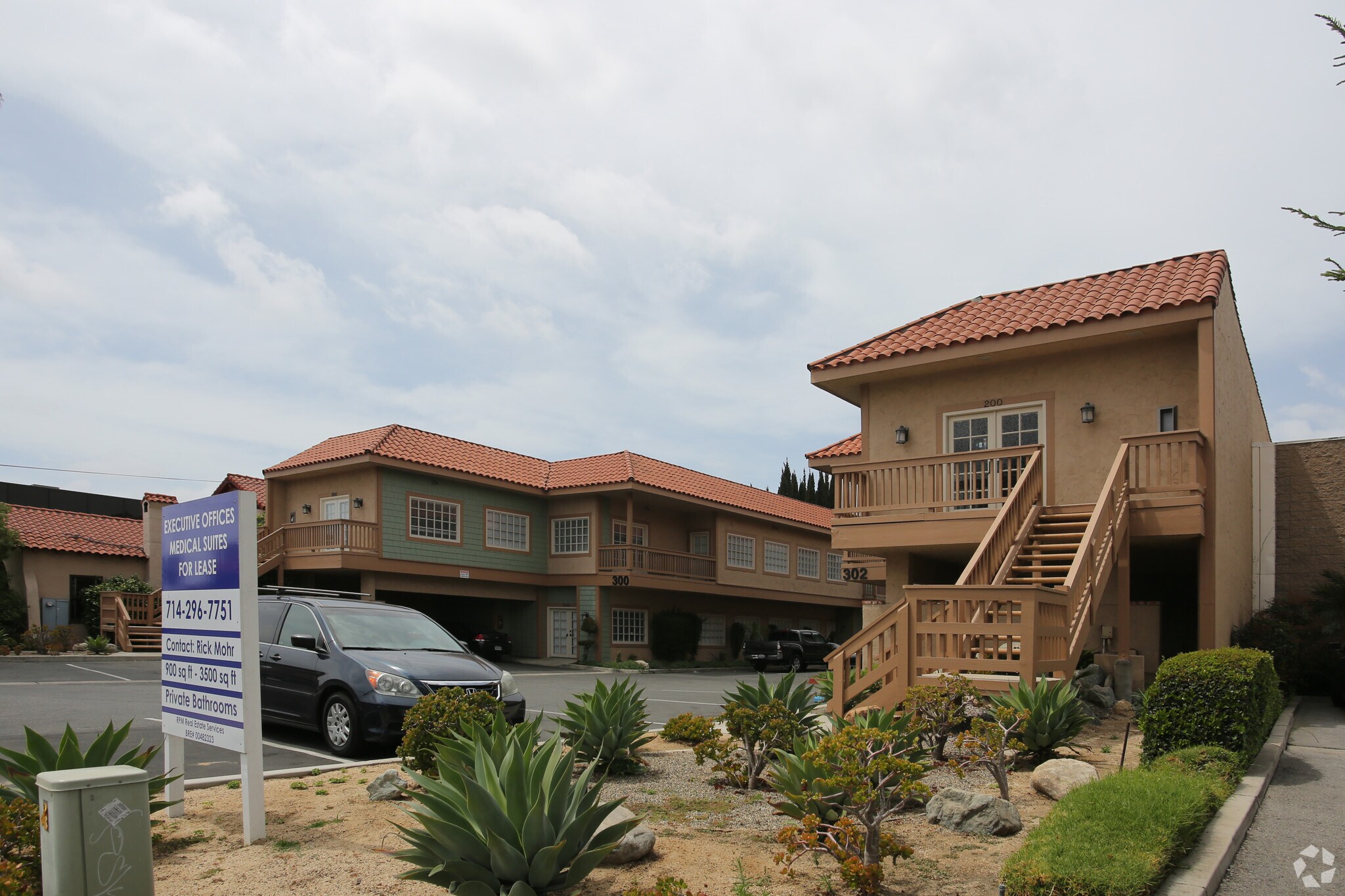 300-302 N Tustin Ave, Santa Ana, CA à louer Photo principale– Image 1 sur 17