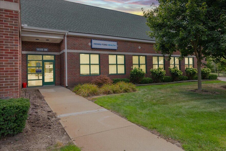 1050 Corporate Office Dr, Milford, MI à vendre - Photo principale – Image 1 sur 13