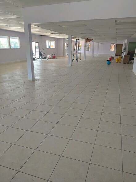 300 Kitty Hawk Rd, Universal City, TX à louer - Photo de l’immeuble – Image 3 sur 20