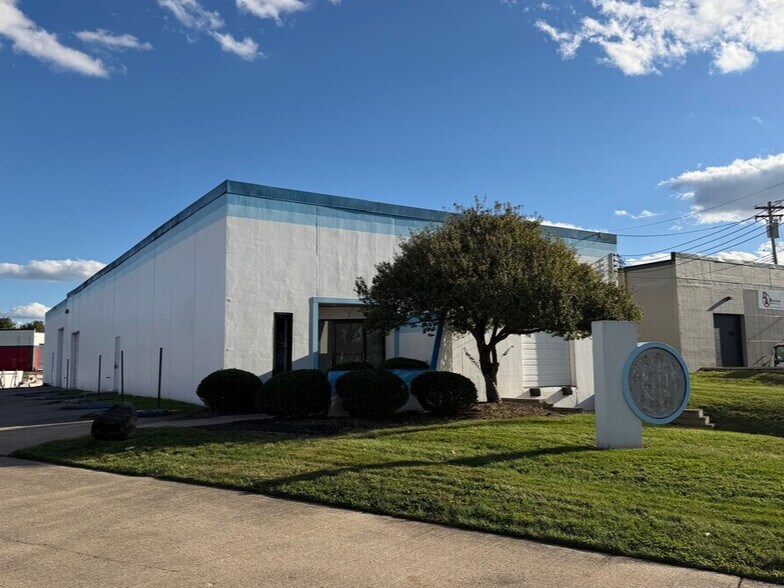 9046 Goldpark Dr, Hamilton, OH à louer - Photo de l’immeuble – Image 1 sur 11