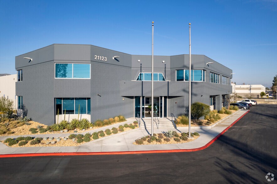 21123 Nordhoff St, Chatsworth, CA à louer - Photo principale – Image 1 sur 27