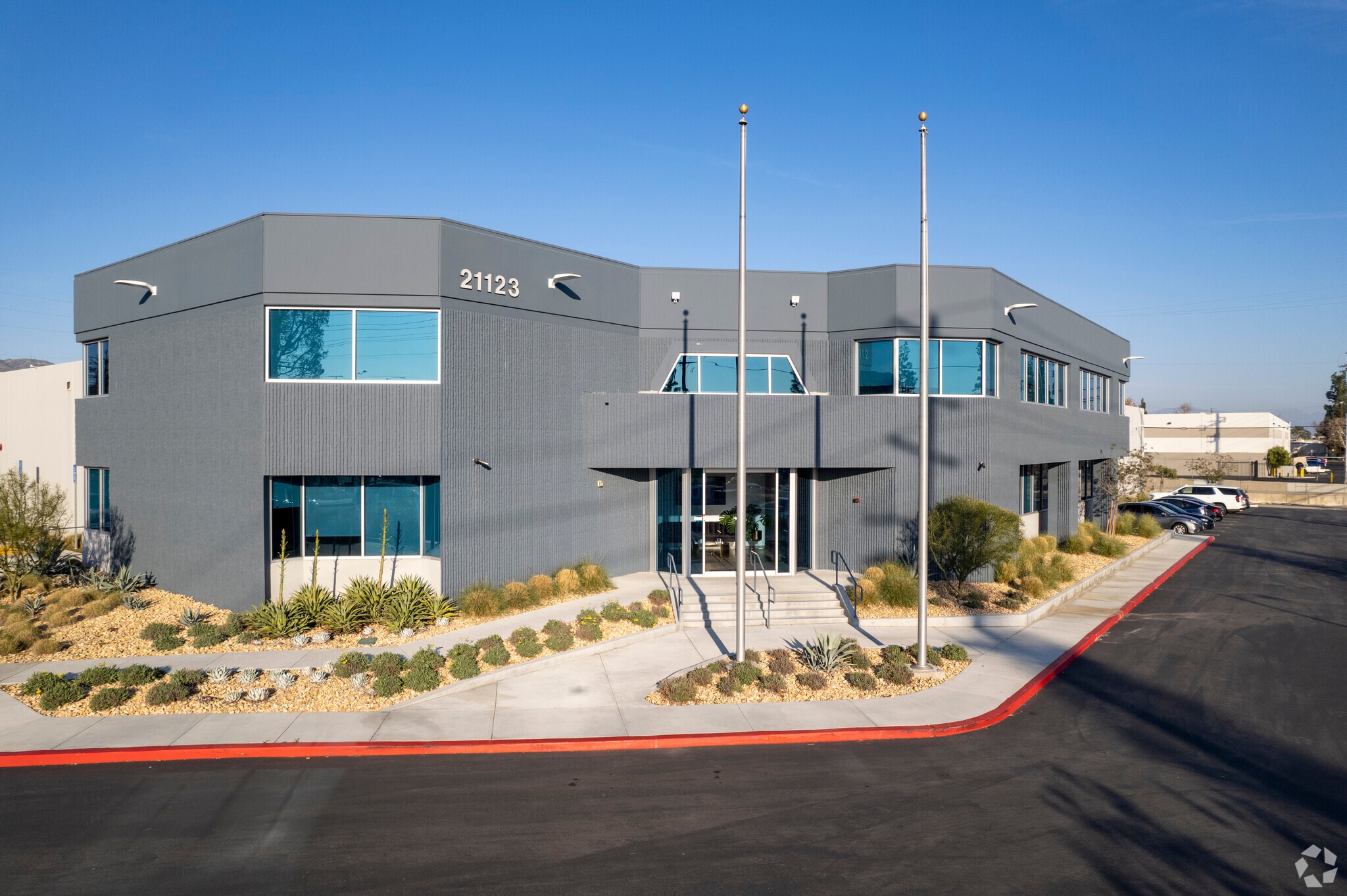 21123 Nordhoff St, Chatsworth, CA à louer Photo principale– Image 1 sur 28