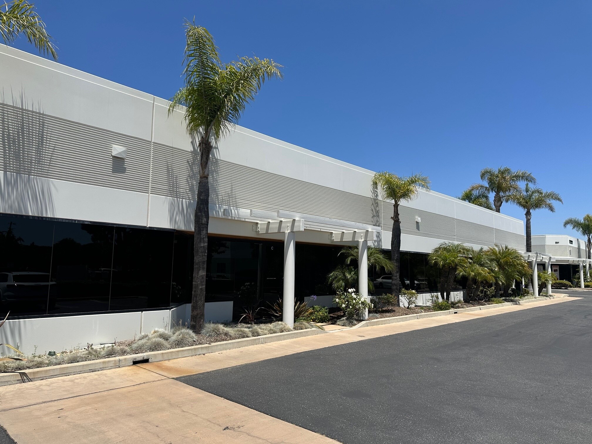 2221 E Celsius Ave, Oxnard, CA à louer Photo de l’immeuble– Image 1 sur 14