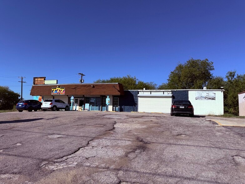 1447 W Hutchins Pl, San Antonio, TX à vendre - Photo principale – Image 1 sur 11