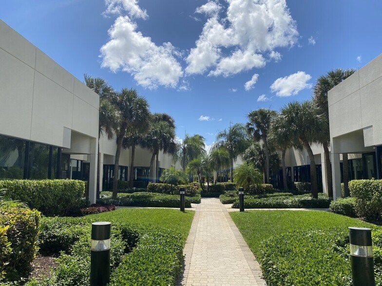 902 Clint Moore Rd, Boca Raton, FL à louer - Photo de l’immeuble – Image 3 sur 13
