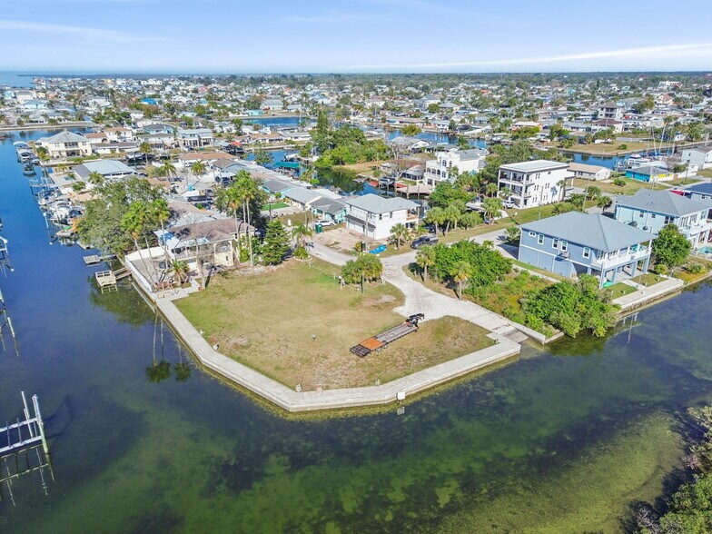 6374 Boatyard Dr, Hudson, FL à vendre - Photo principale – Image 1 sur 57