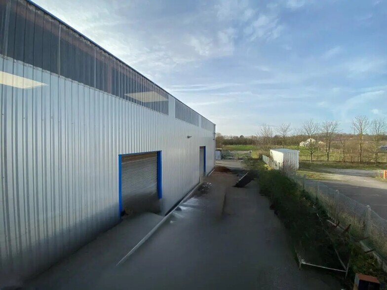 Bureau dans Téteghem-Coudekerque-Village à louer - Photo de l’immeuble – Image 2 sur 7