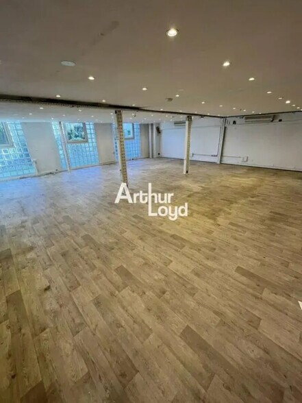 Local d'activités dans Mandelieu-la-Napoule à vendre - Photo de l’immeuble – Image 2 sur 4