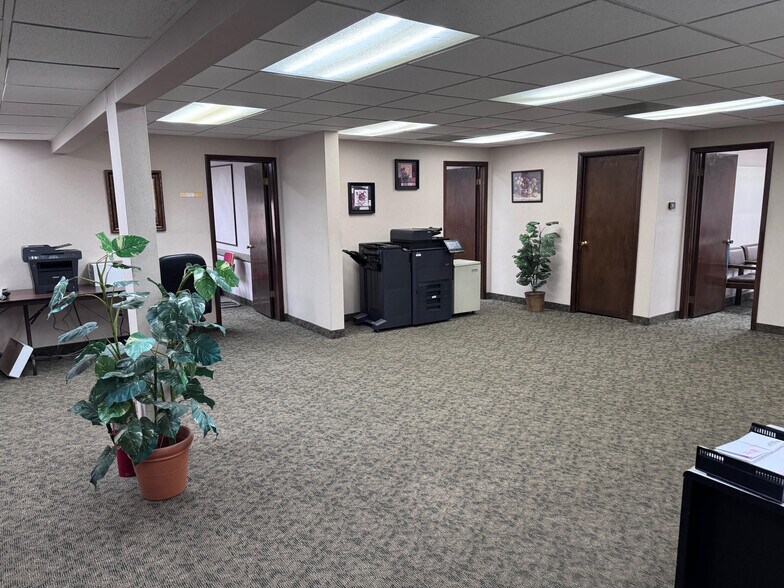 23999 W 10 Mile Rd, Southfield, MI à vendre - Photo de l’immeuble – Image 2 sur 9