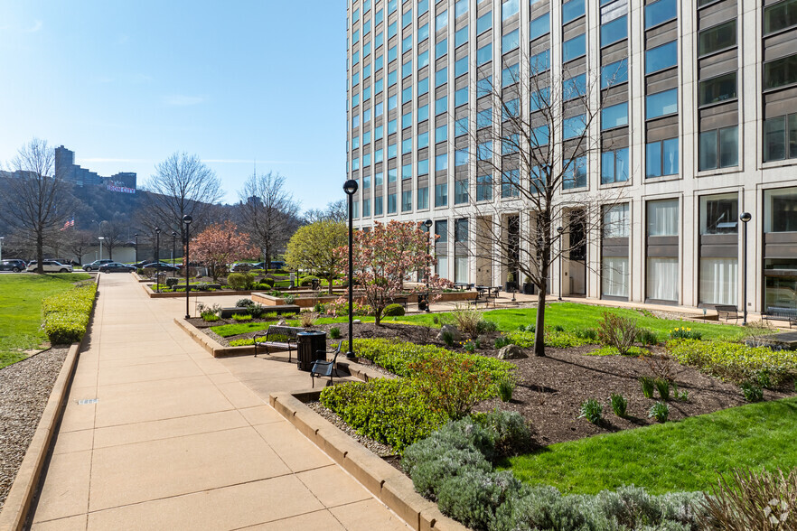 320 Fort Duquesne Blvd, Pittsburgh, PA à vendre - Photo de l’immeuble – Image 3 sur 9