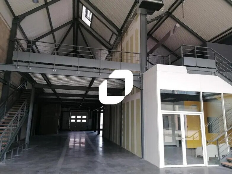 Local d’activités dans Vénissieux à louer - Photo de l’immeuble – Image 3 sur 18