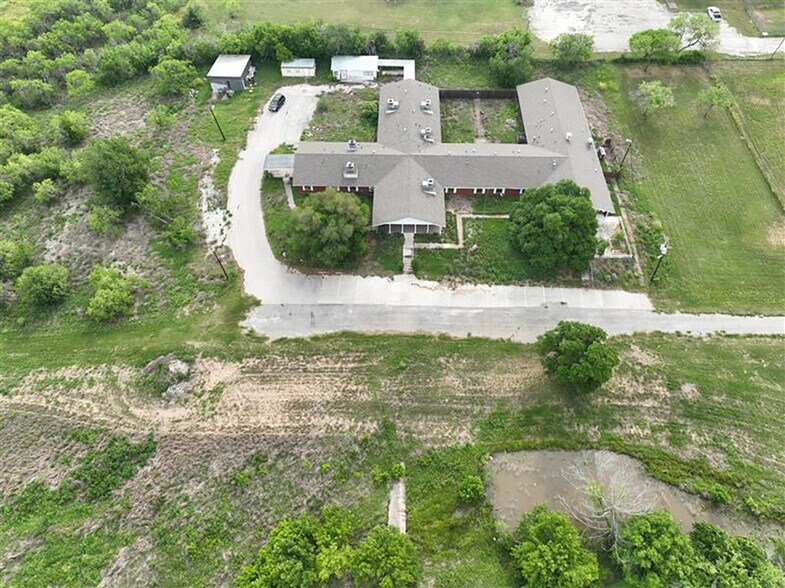 209 Country Club Dr, Karnes City, TX à louer - Photo de l’immeuble – Image 2 sur 13
