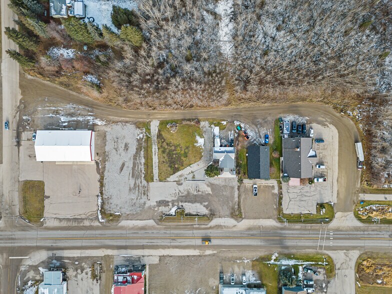 1916 10th Av, Spruce View, AB à vendre - Photo de l’immeuble – Image 3 sur 89