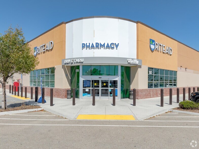 9700 Panama Ln, Bakersfield, CA à louer - Photo de l’immeuble – Image 2 sur 7