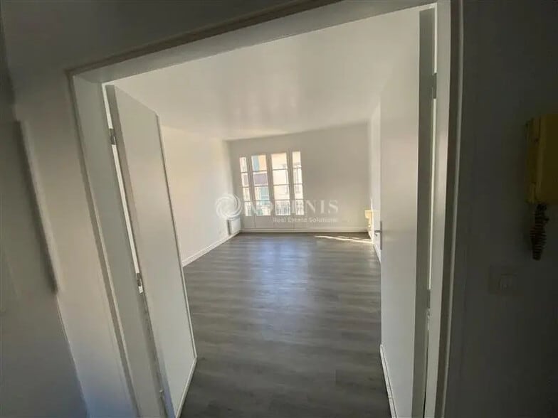 Bureau dans Poissy à vendre - Photo de l’immeuble – Image 2 sur 10