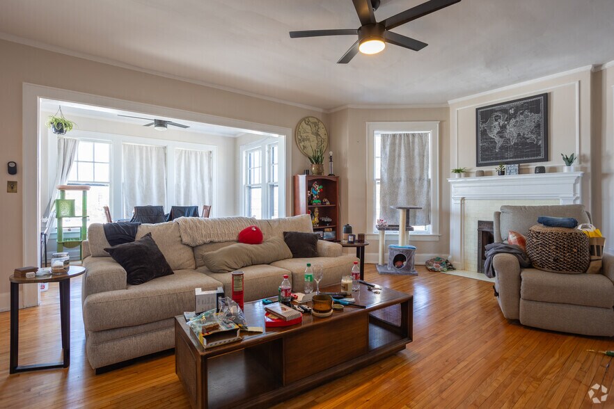 814 Center Ave, Bay City, MI à vendre - Photo intérieure – Image 3 sur 30