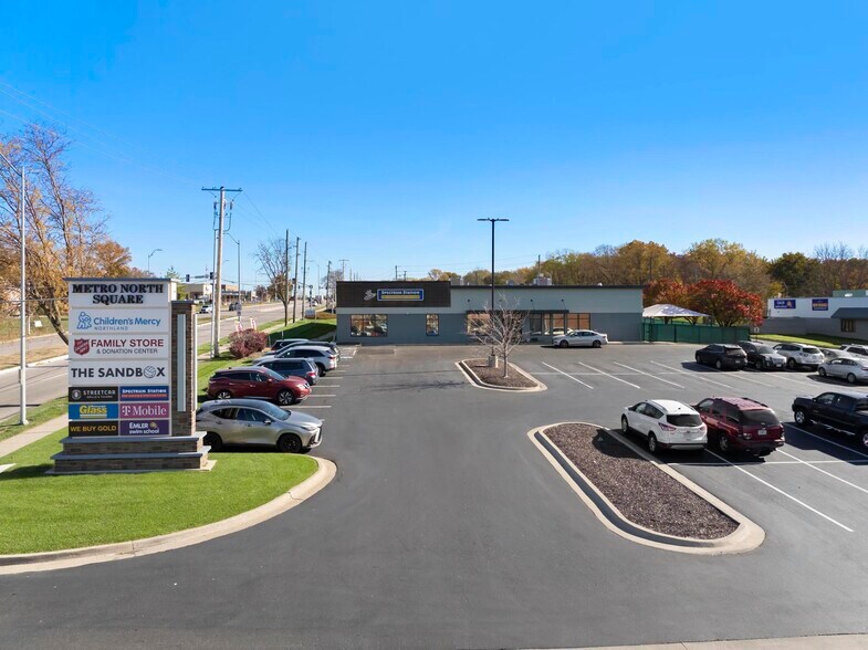 501 NW Barry Rd, Kansas City, MO à louer - Photo de l’immeuble – Image 3 sur 12