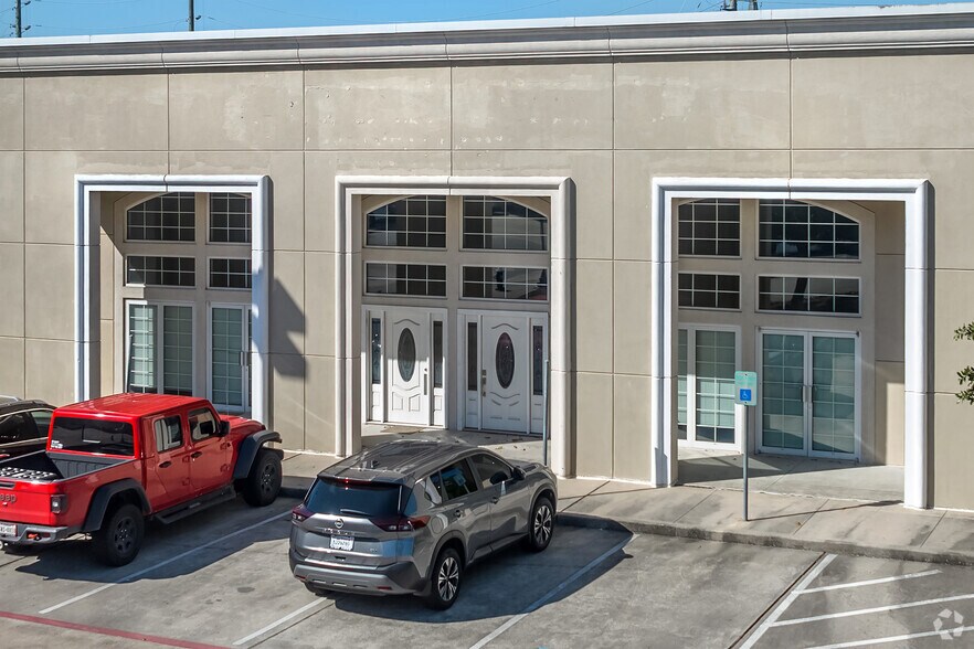 8303 Cypresswood Dr, Spring, TX à louer - Photo de l’immeuble – Image 1 sur 15