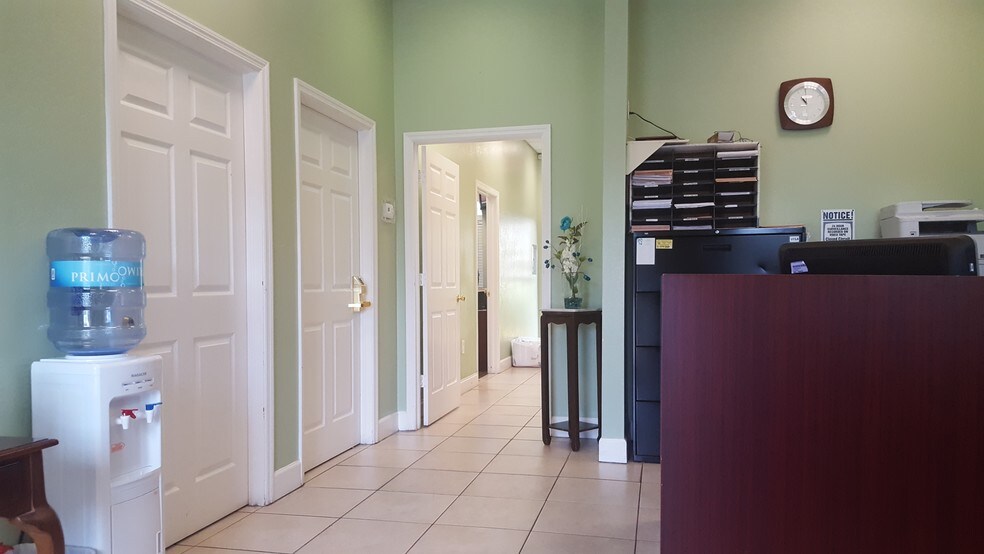 3375 Tamiami Trl E, Naples, FL à louer - Photo intérieure – Image 3 sur 4